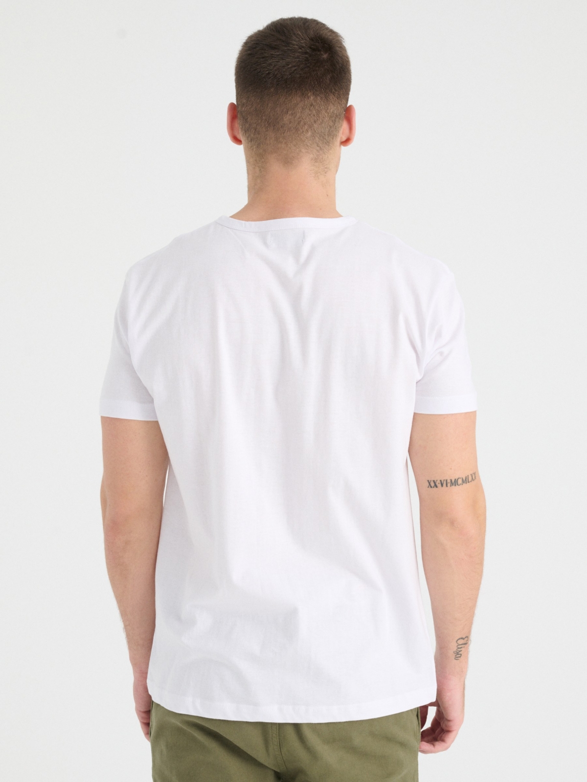 T-shirt gola com botões branco vista meia traseira