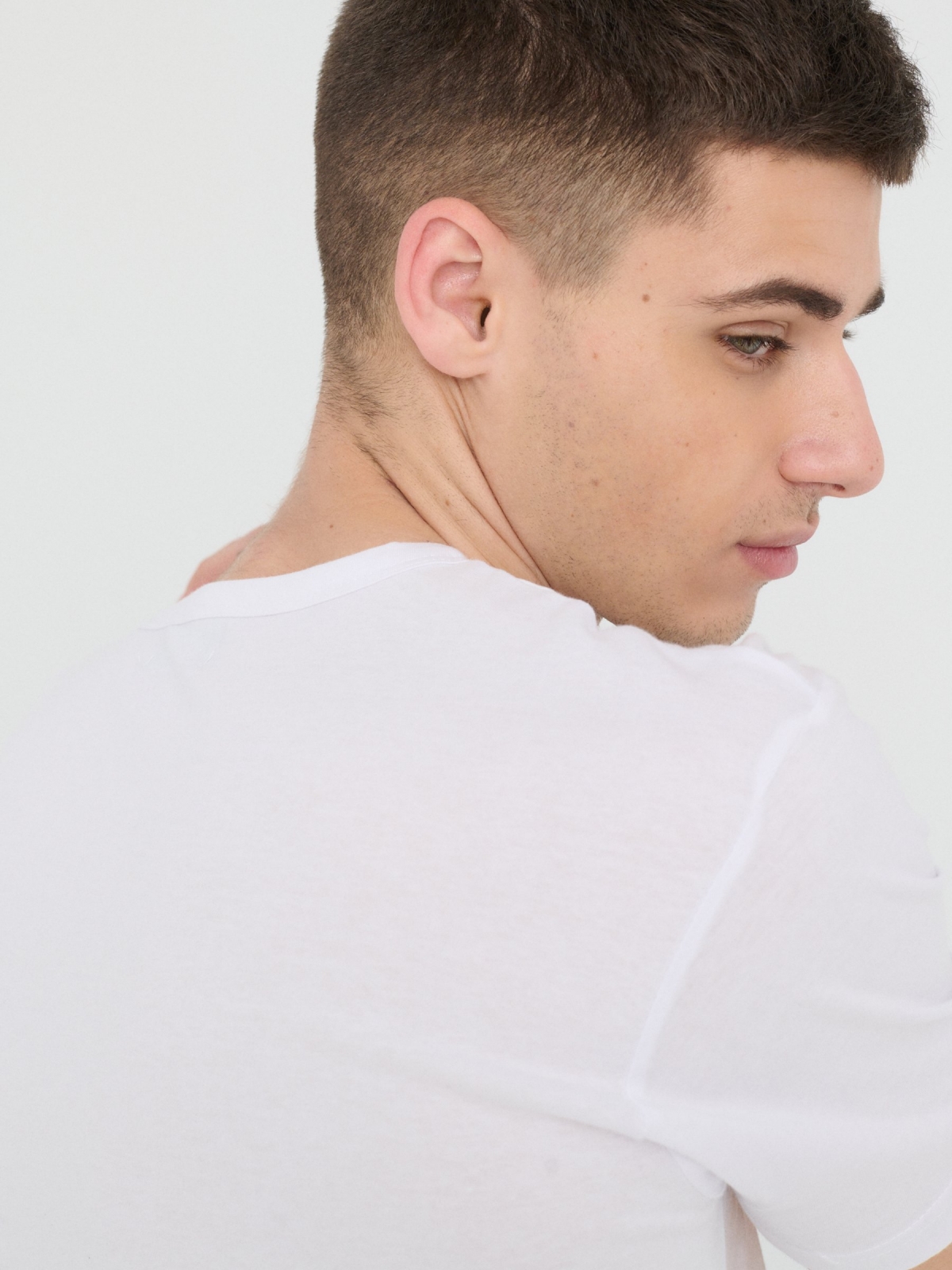 Buttons neck t-shirt white detail view