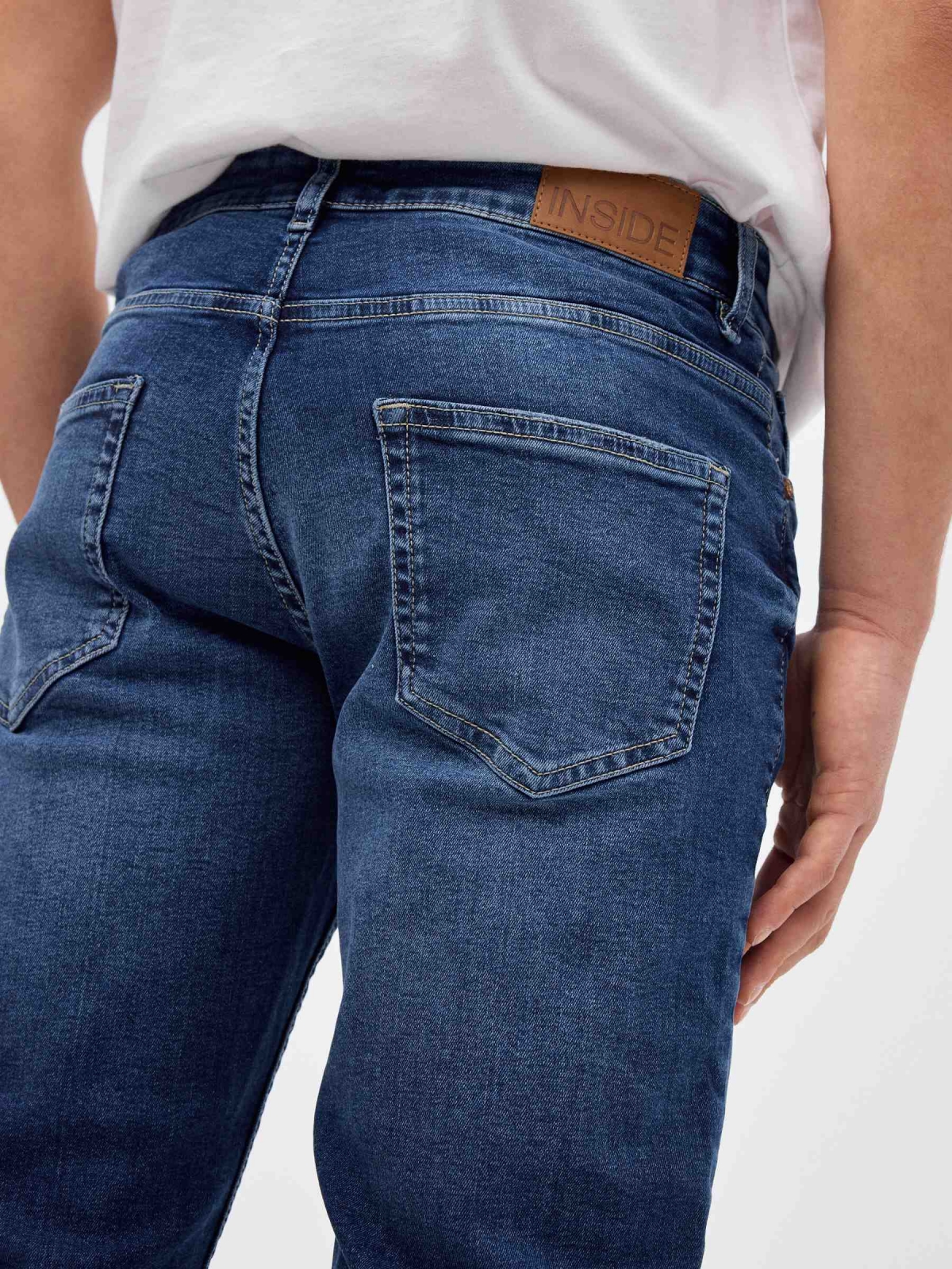 Jeans normais azul vista detalhe