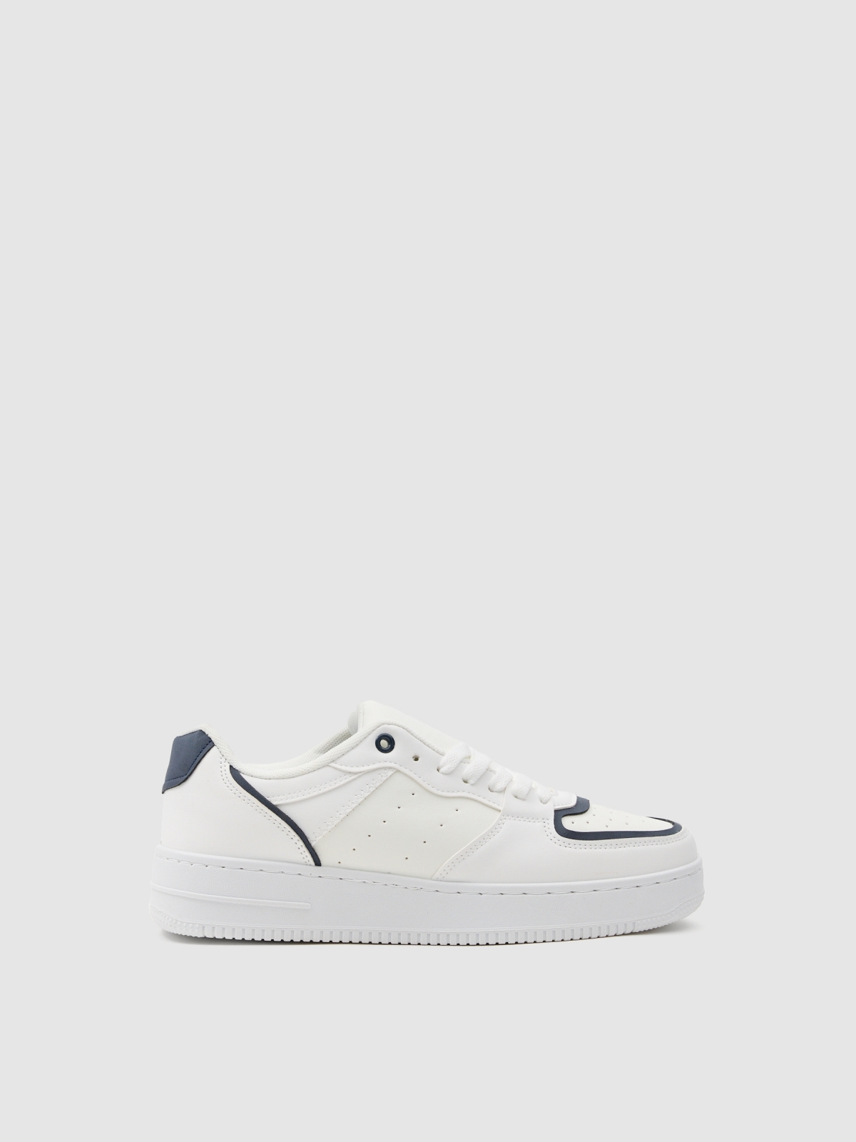 Basic skater sneaker with detail white