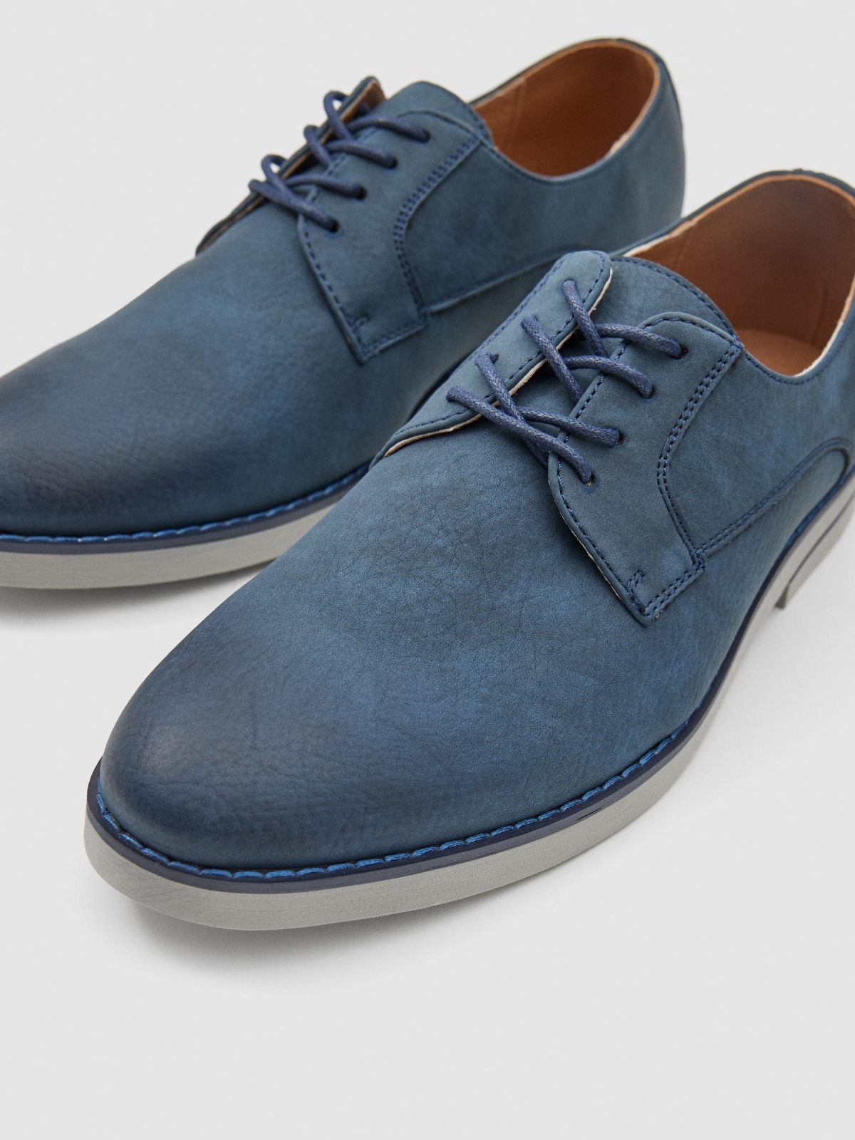 Classic lace-up shoe blue detail view