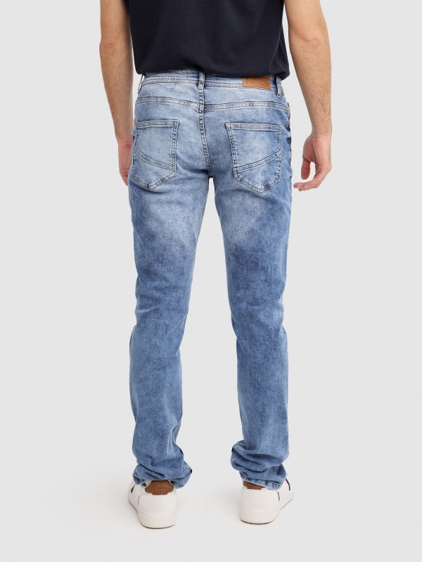 Jeans regular lavado azul vista media trasera