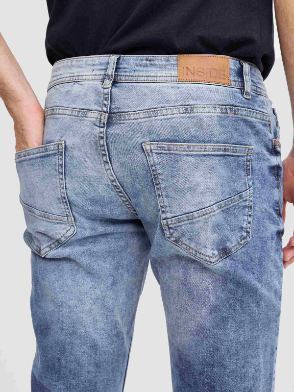 Jeans lavagem normal azul vista detalhe