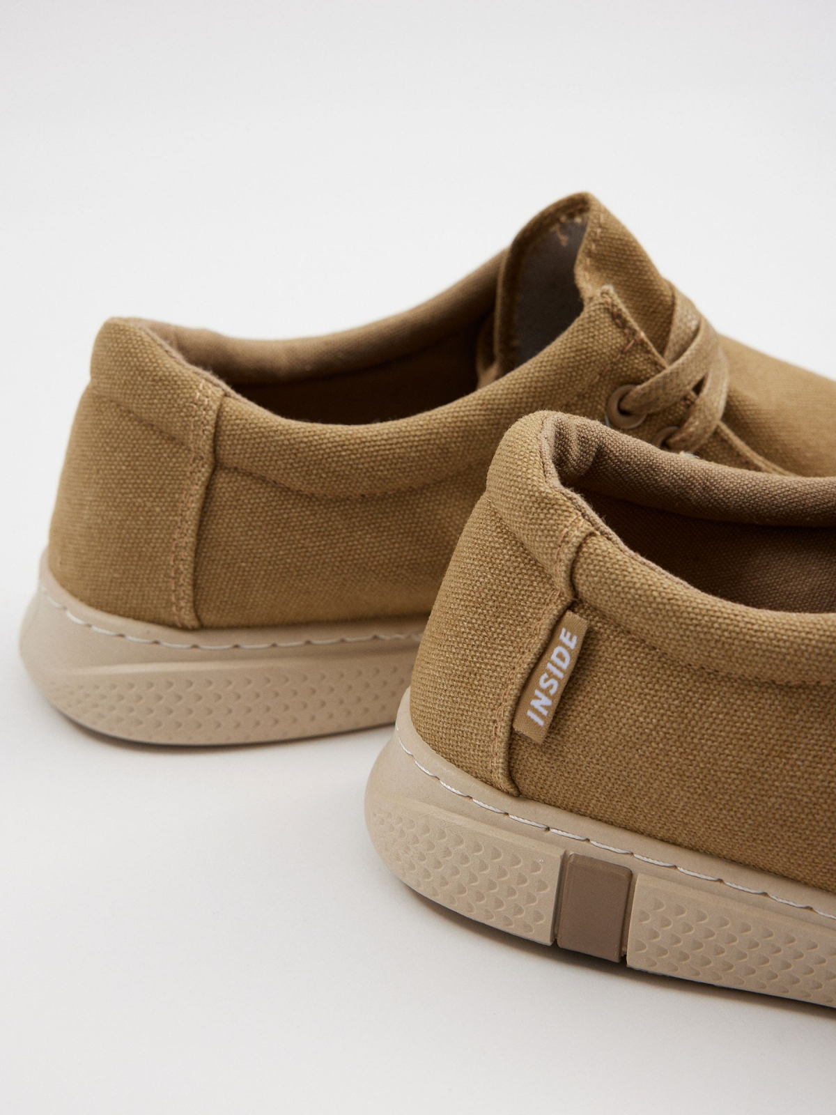 Zapato wallabee lona arena vista detalle