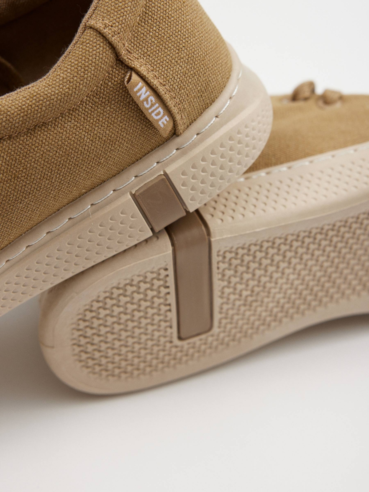 Zapato wallabee lona arena vista detalle