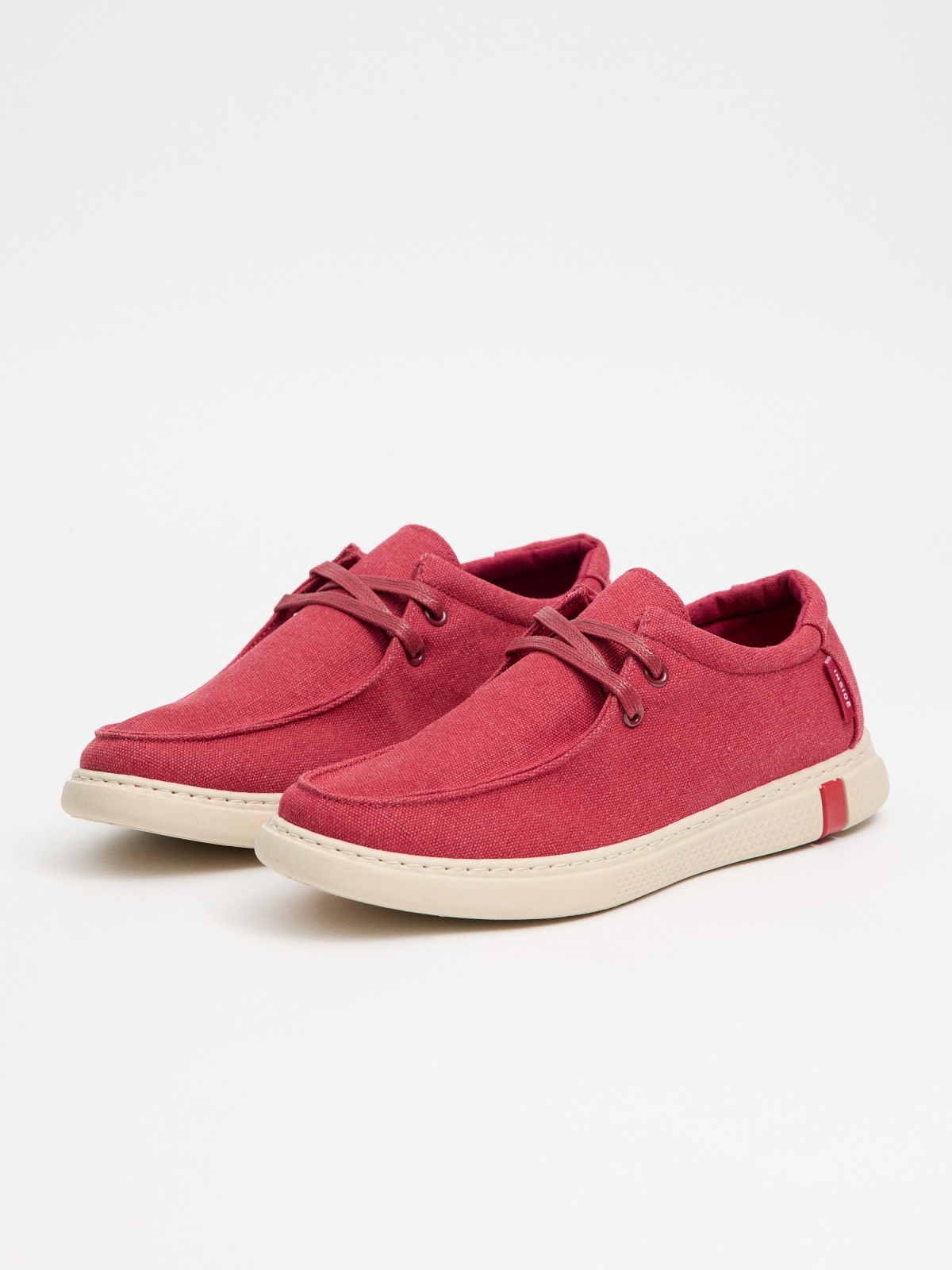 Zapato wallabee rojo vista frontal 45º