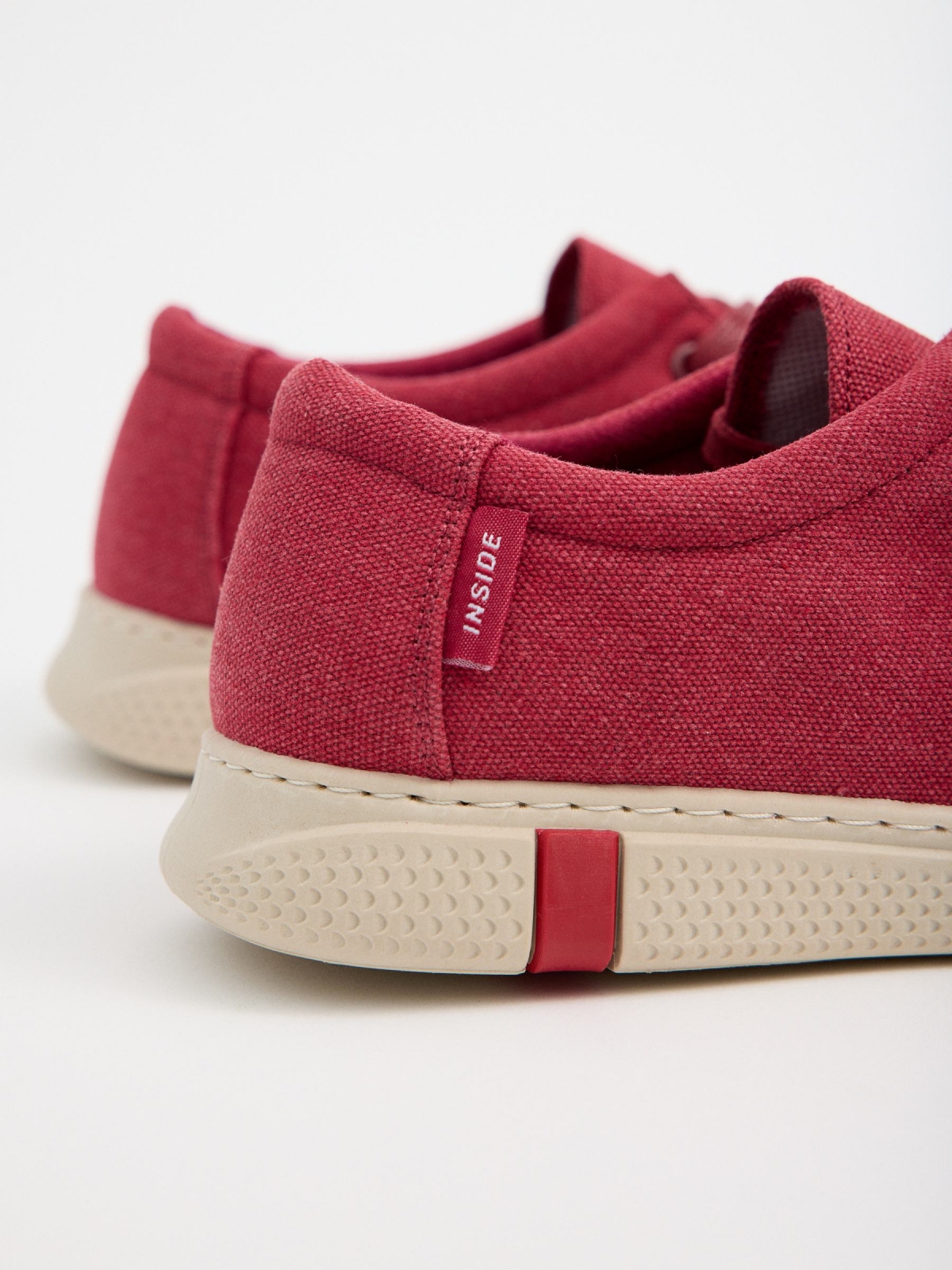 Zapato wallabee rojo vista detalle