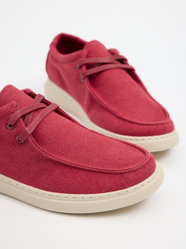 Zapato wallabee rojo vista detalle