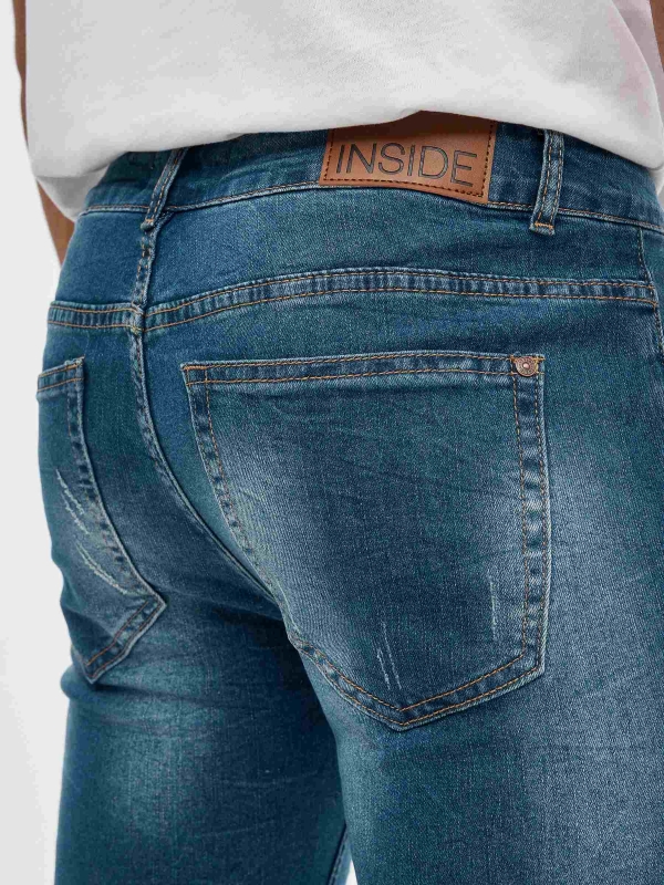 Bermuda denim efeito lavado azul vista detalhe