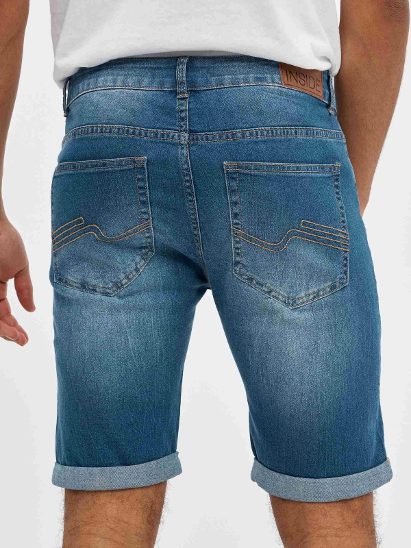 Bermuda denim rasgado azul vista detalhe