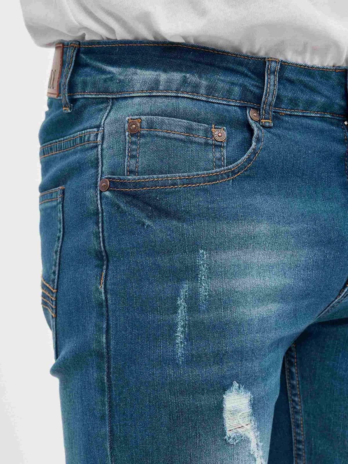 Bermuda denim rasgado azul vista detalhe