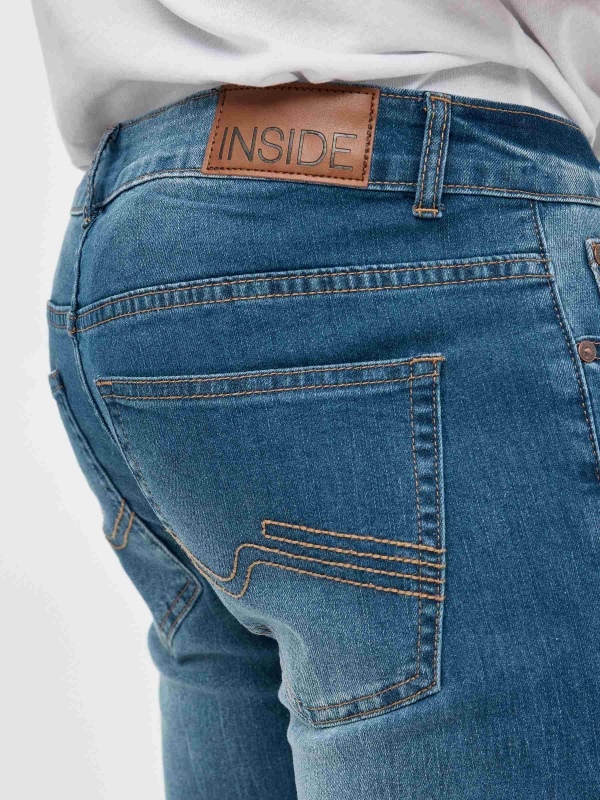 Bermuda denim rasgado azul vista detalhe