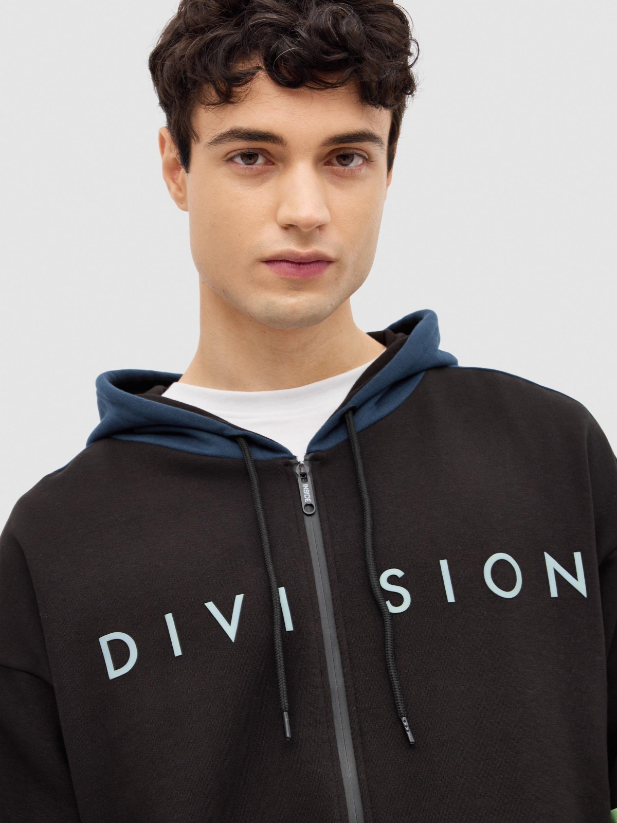 Sudadera con capucha Division negro vista detalle