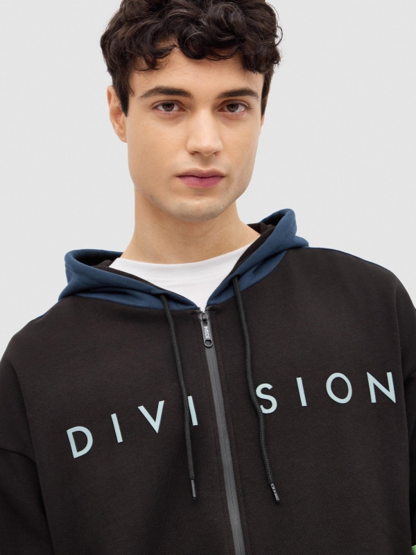 Sudadera con capucha Division negro vista detalle