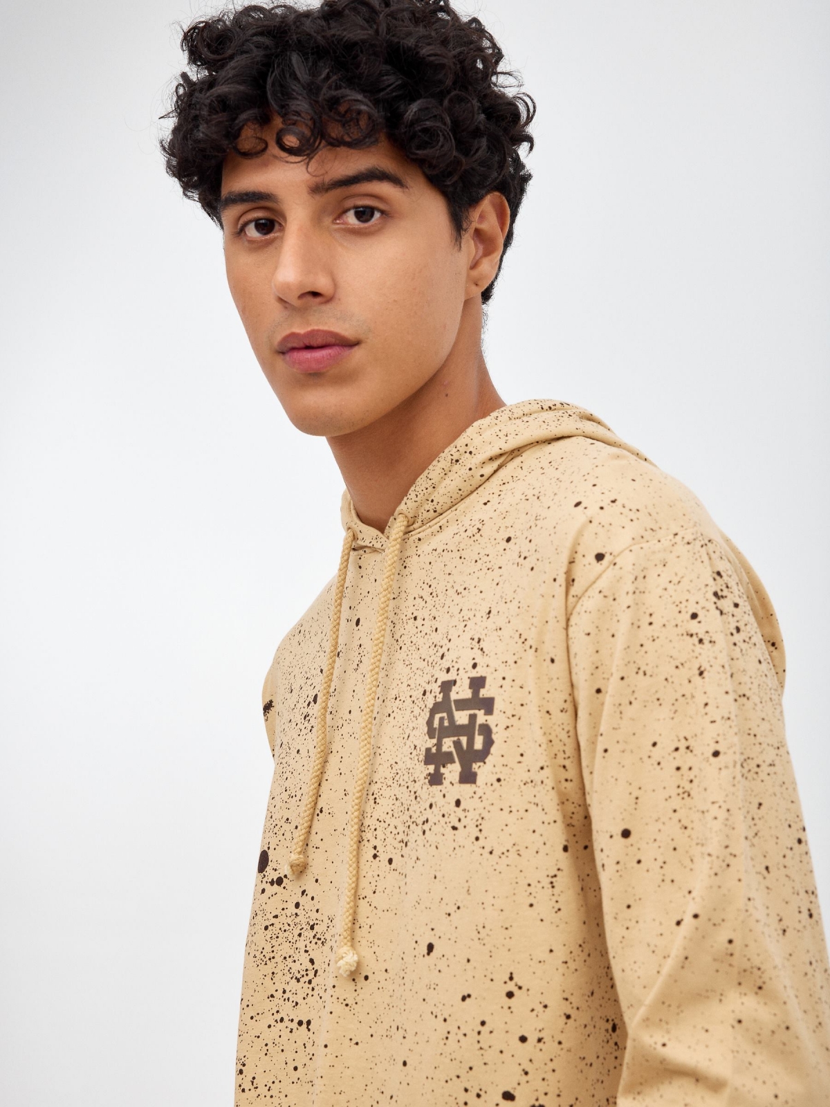 Hooded print t-shirt earth brown detail view