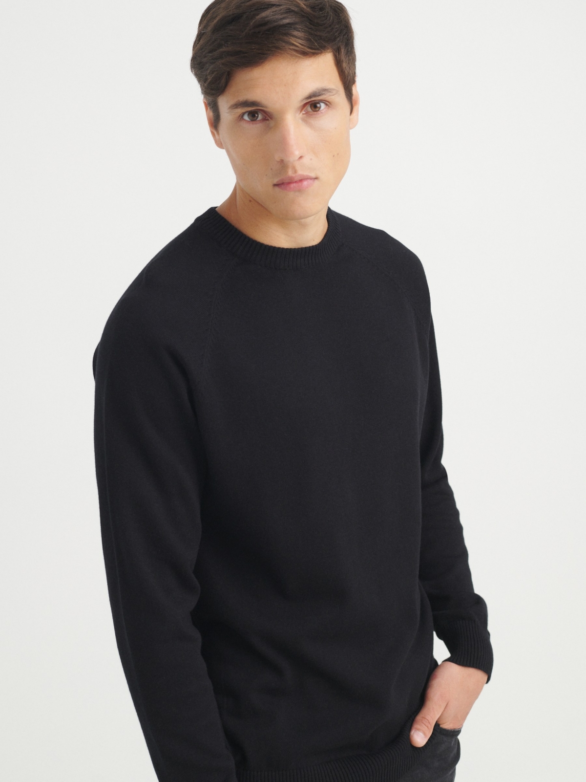 Plain sweater round neck black detail view