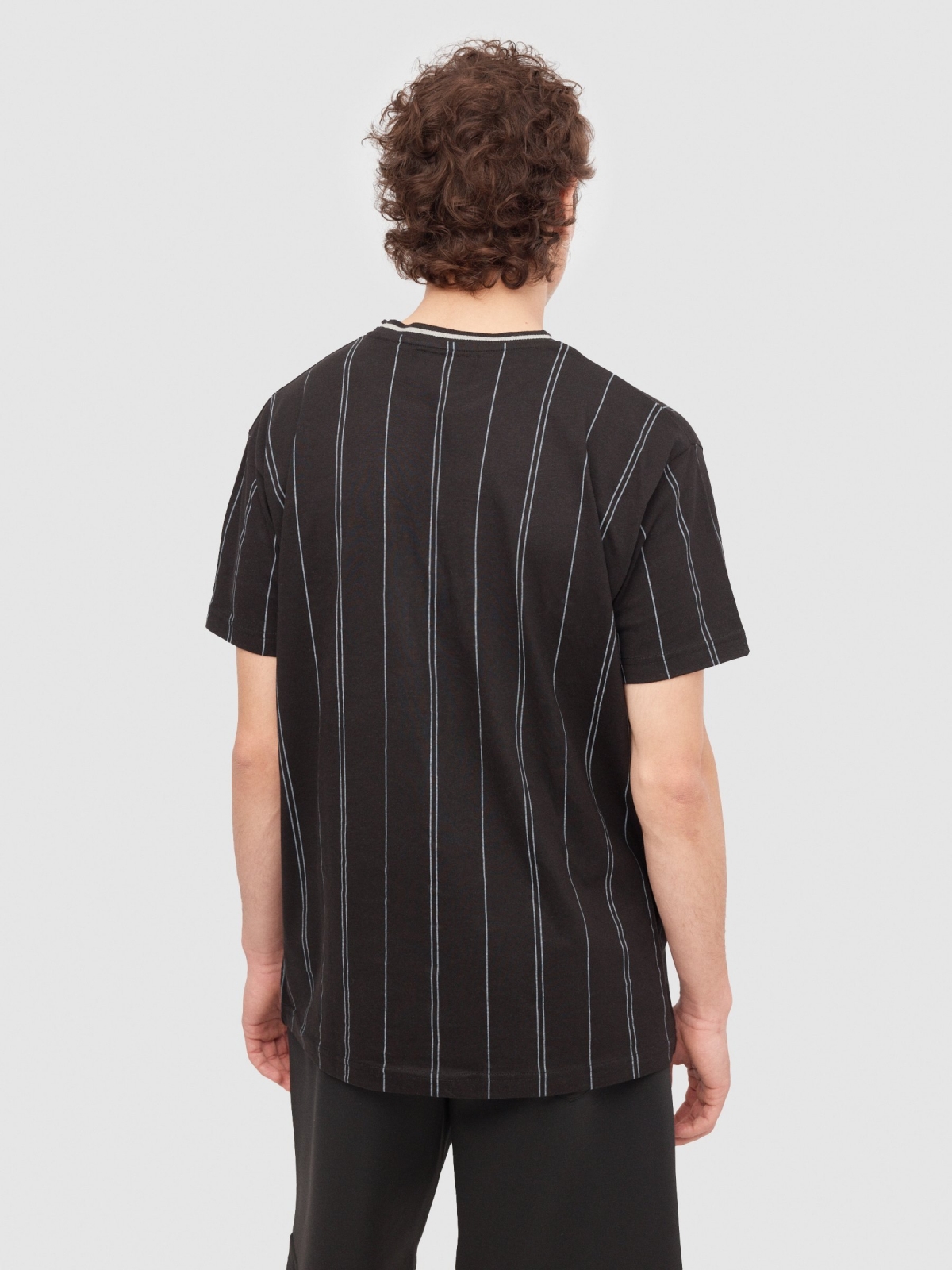 Camiseta beisbolera negro vista media trasera