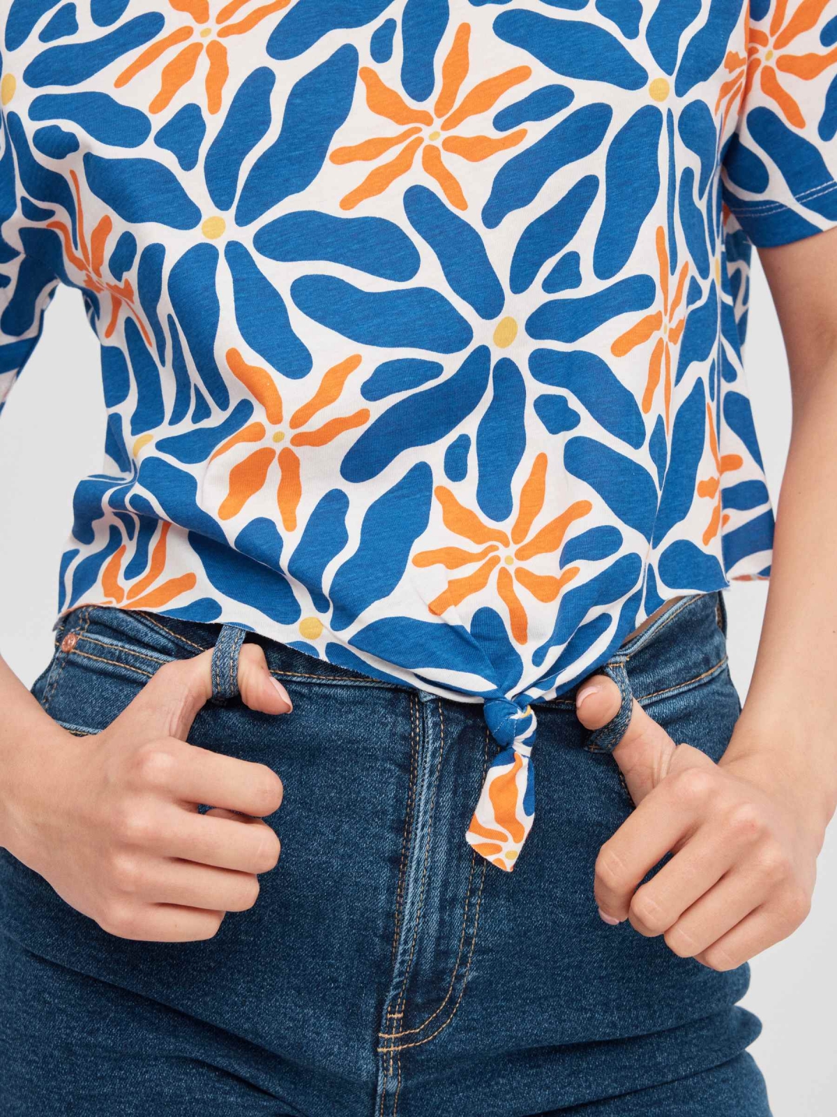 Flower print t-shirt with knot off white detail view