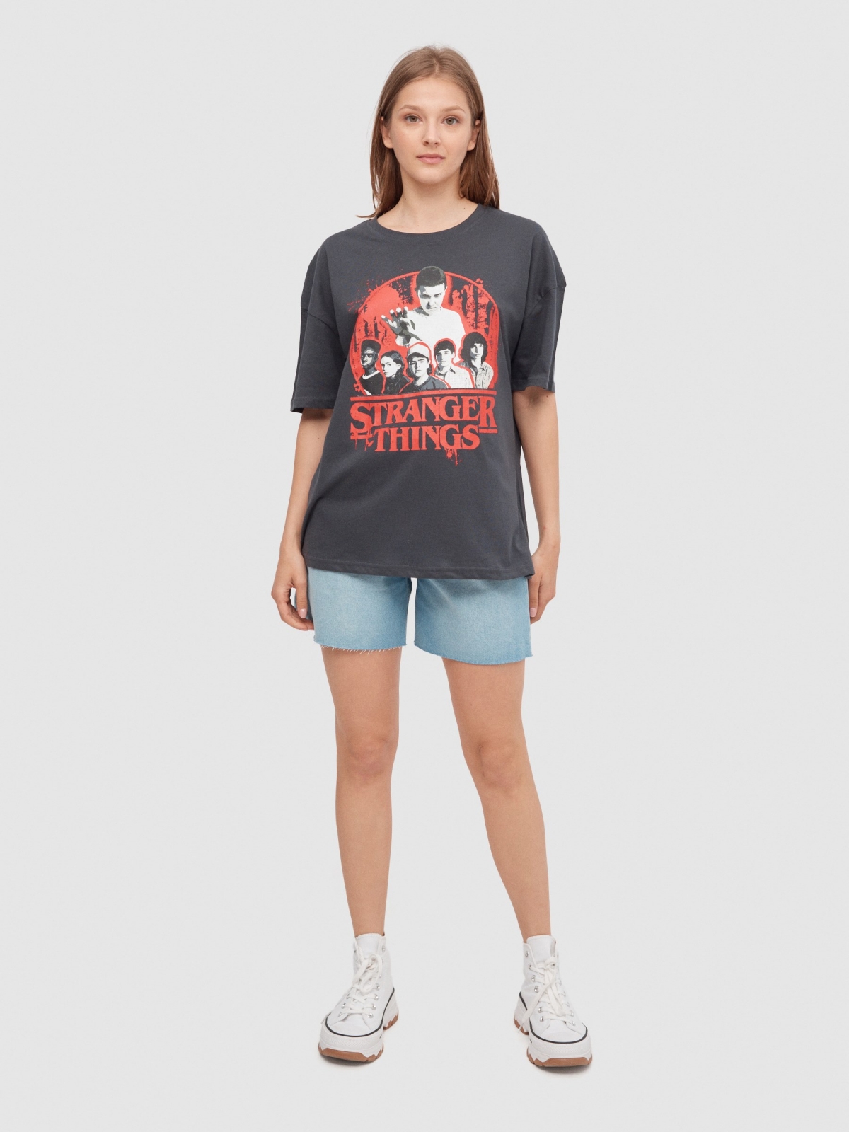 Camiseta oversize Stranger Things gris oscuro vista general frontal