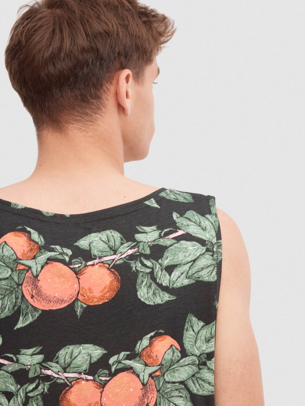 T-shirt com estampado de frutos preto vista detalhe