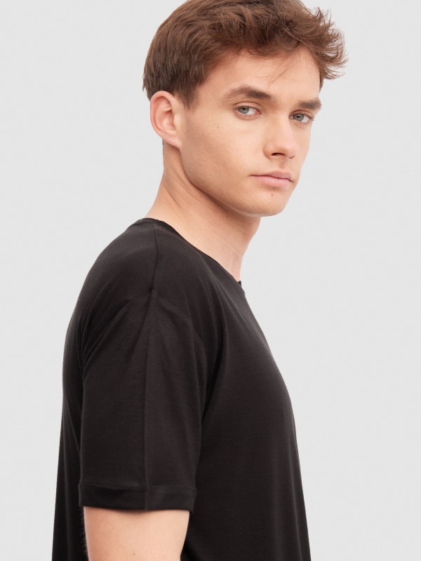 Long basic t-shirt black detail view