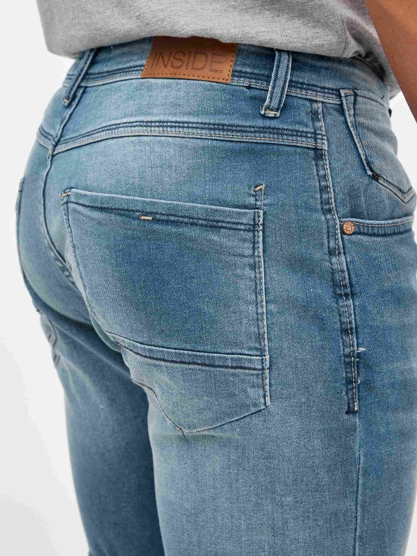 Bermuda denim efeito lavado azul vista detalhe