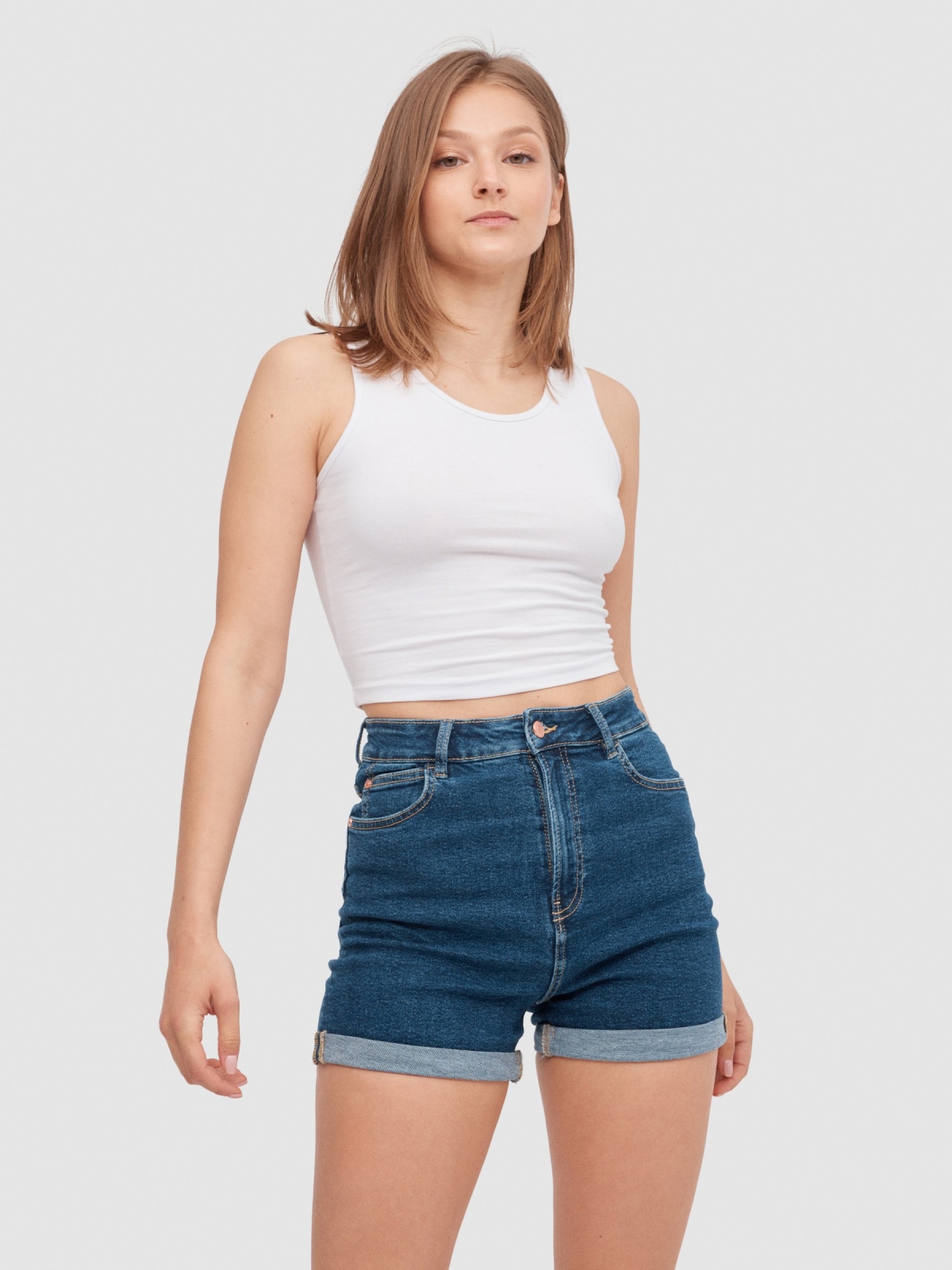 Shorts mom slim denim azul escuro vista meia frontal