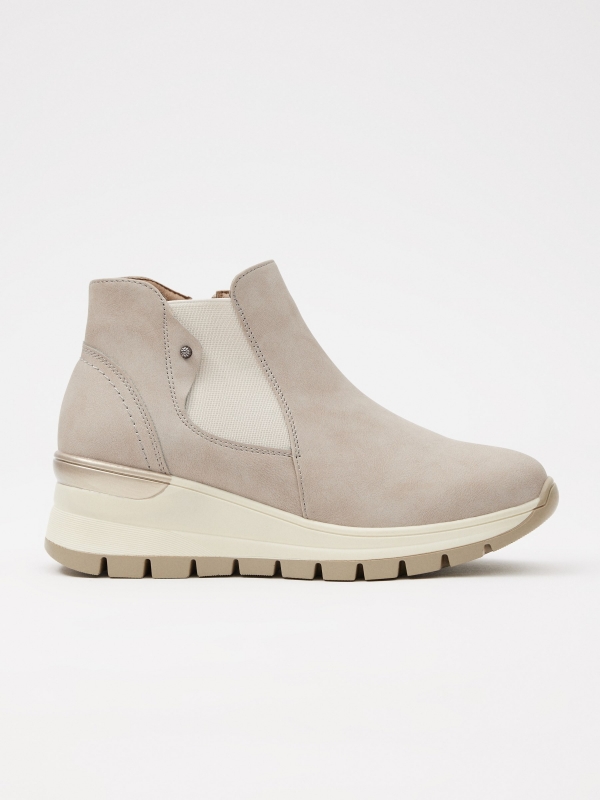 Deportiva estilo bota beige