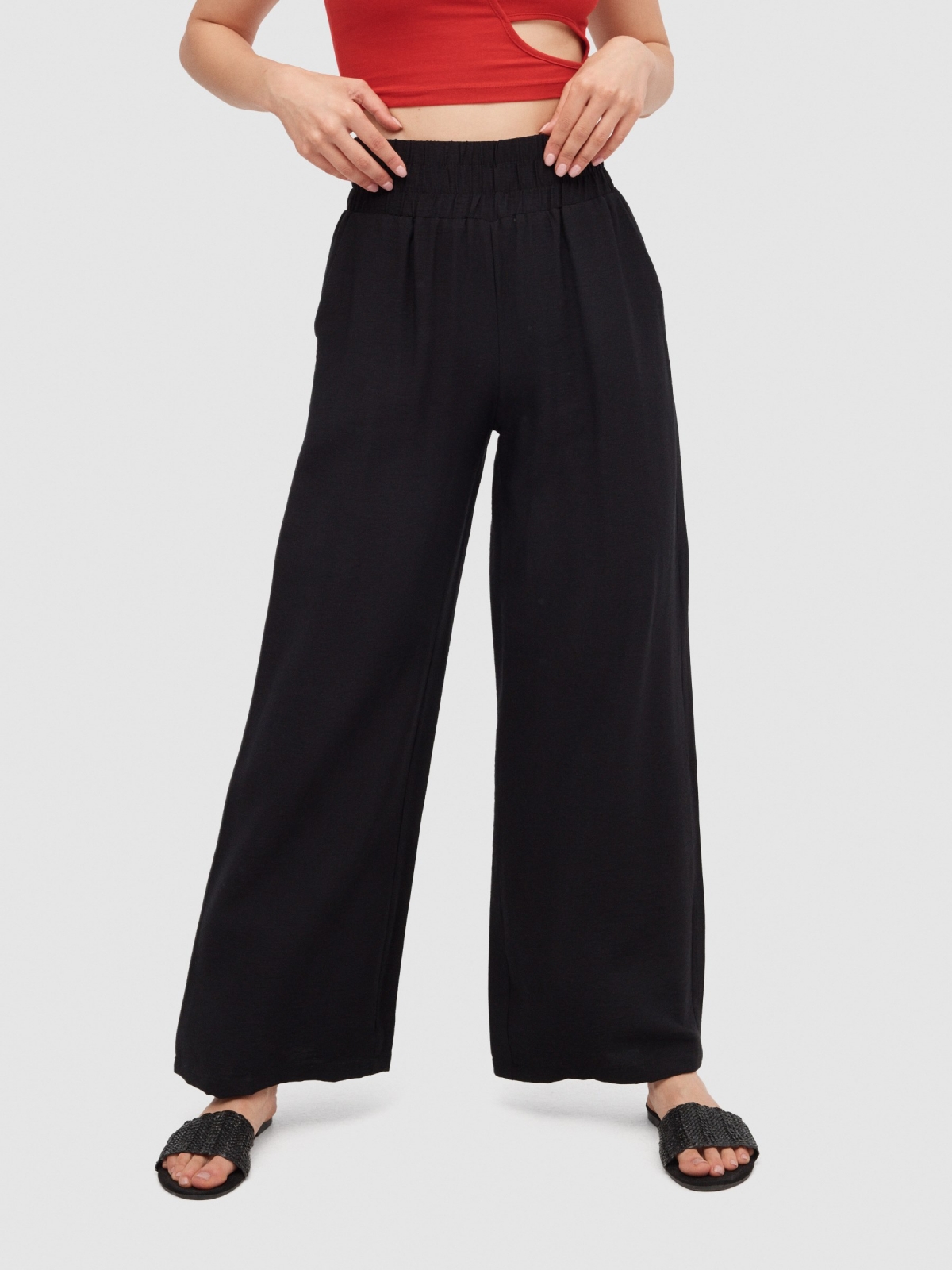 Pantalón wide leg fluido negro vista media frontal