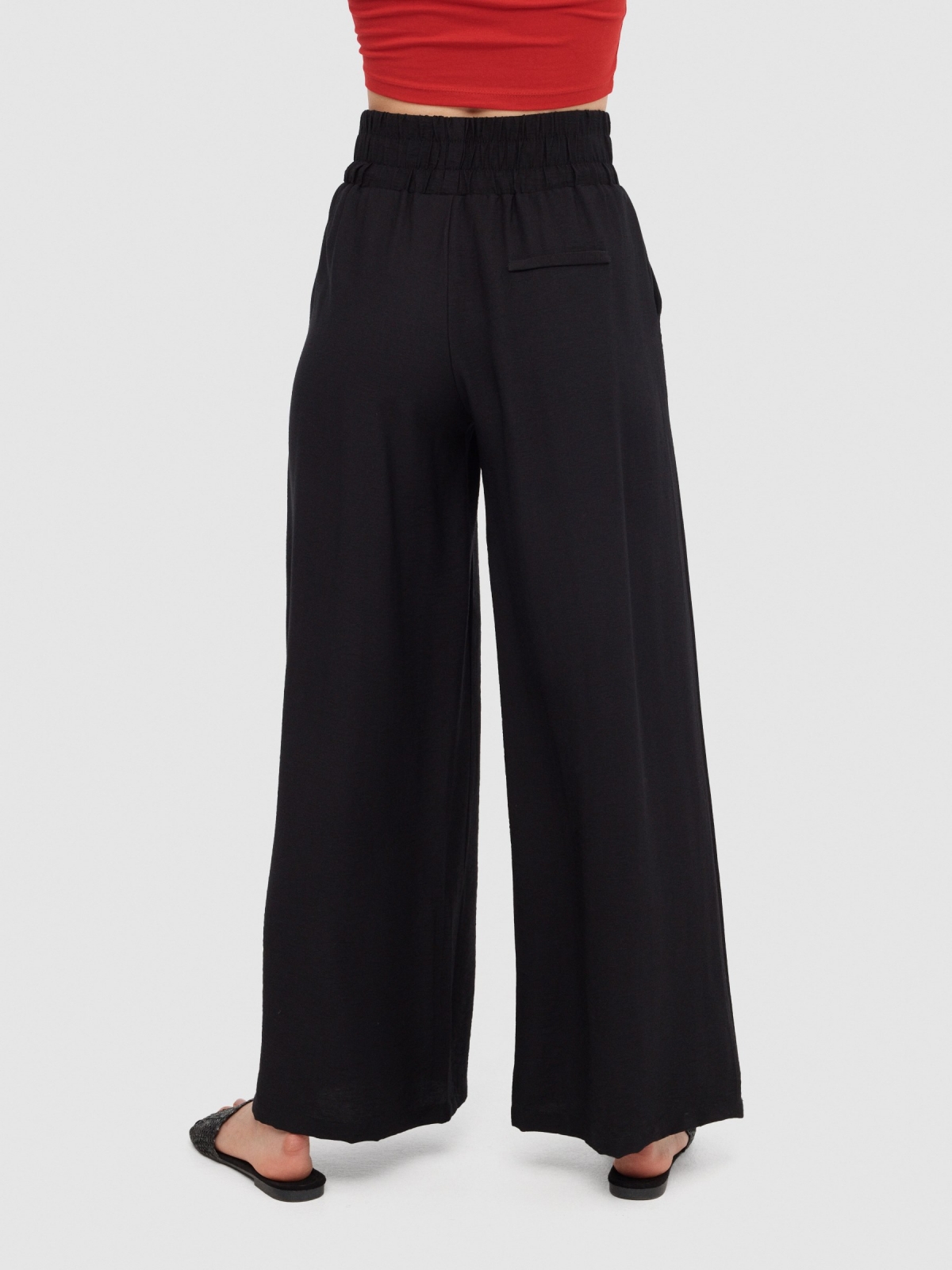 Pantalón wide leg fluido negro vista media trasera