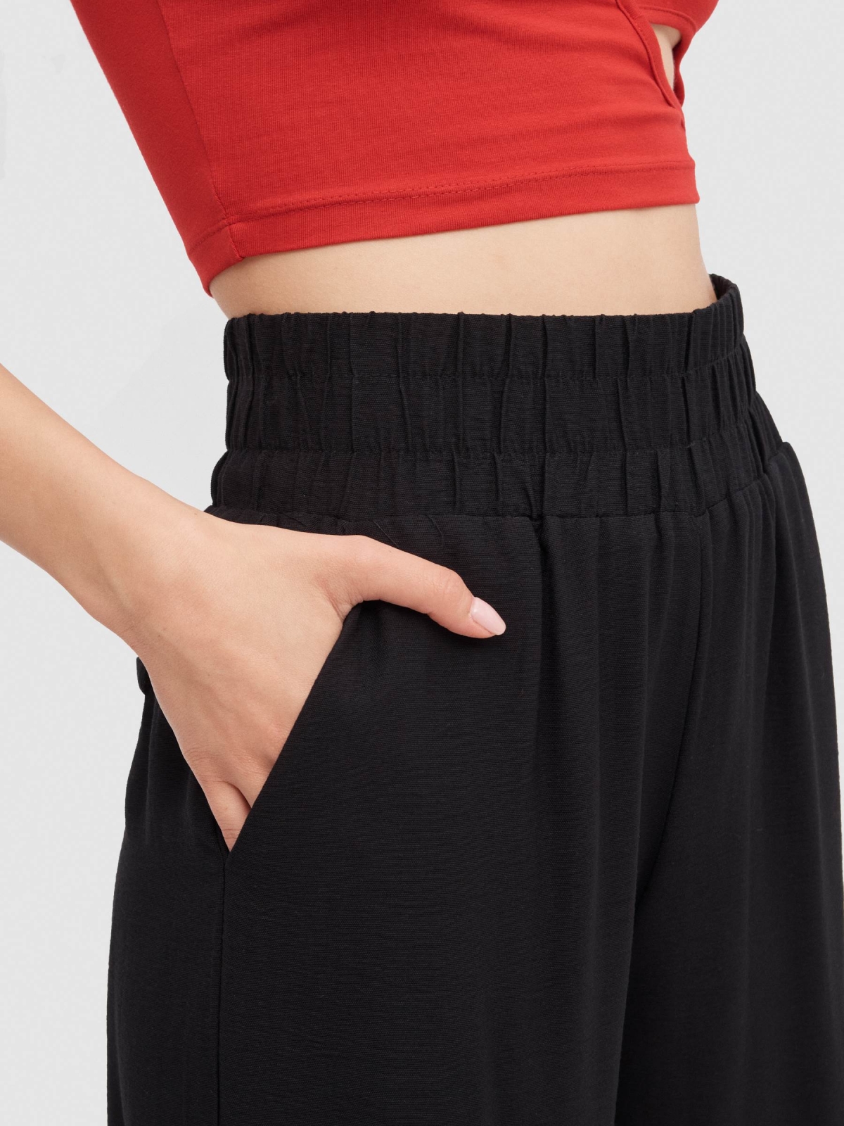 Pantalón wide leg fluido negro vista detalle