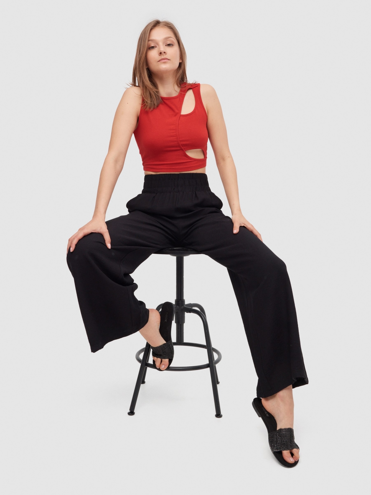 Pantalón wide leg fluido negro vista detalle