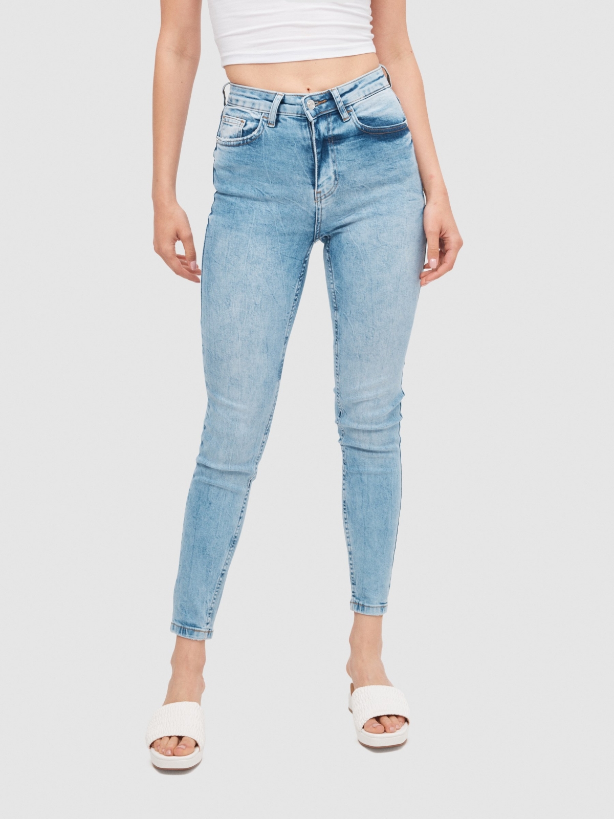 Jeans skinny tiro medio azul vista media frontal