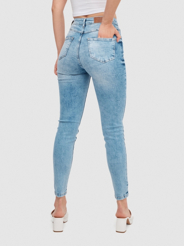 Jeans skinny tiro medio azul vista media trasera