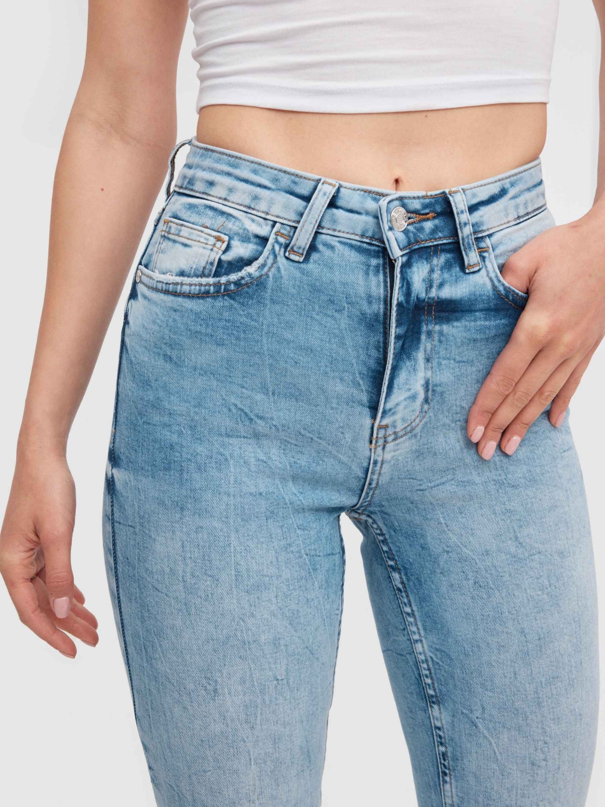 Mid-rise skinny jeans blue detail view