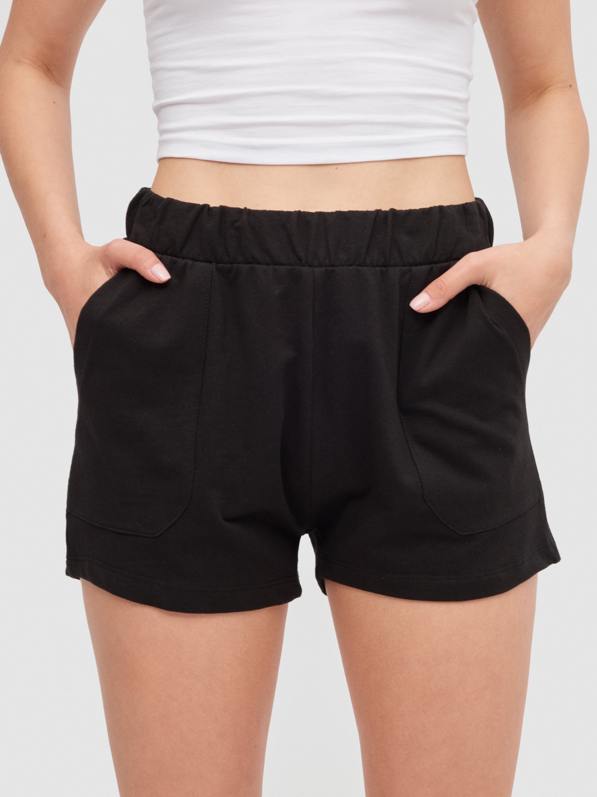 Short cintura elástica bolsillos negro vista detalle