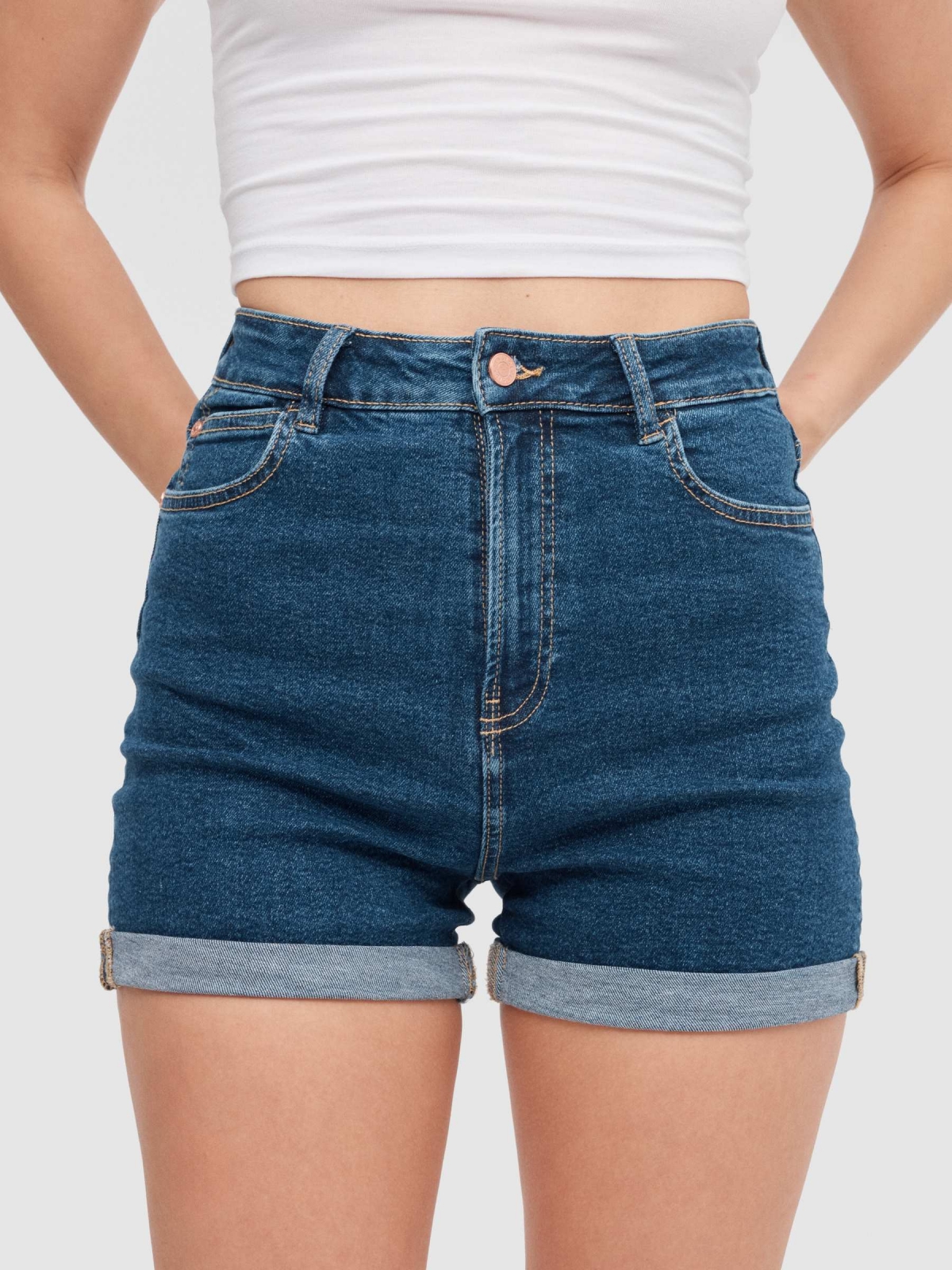 Shorts mom slim denim azul escuro vista detalhe