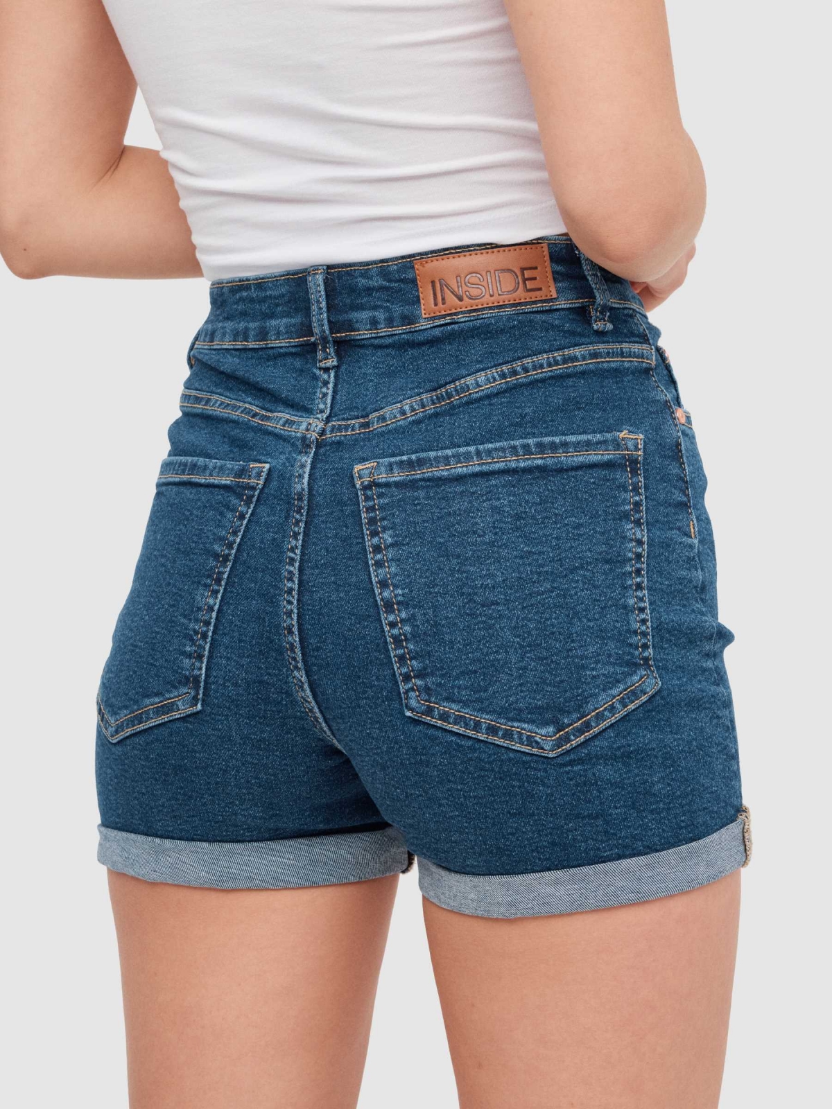 Shorts mom slim denim azul escuro vista detalhe