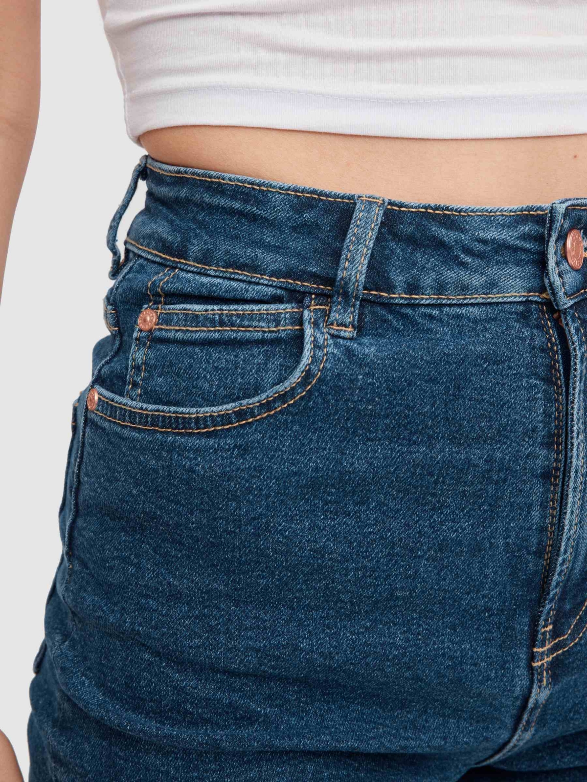 Shorts mom slim denim azul escuro vista detalhe