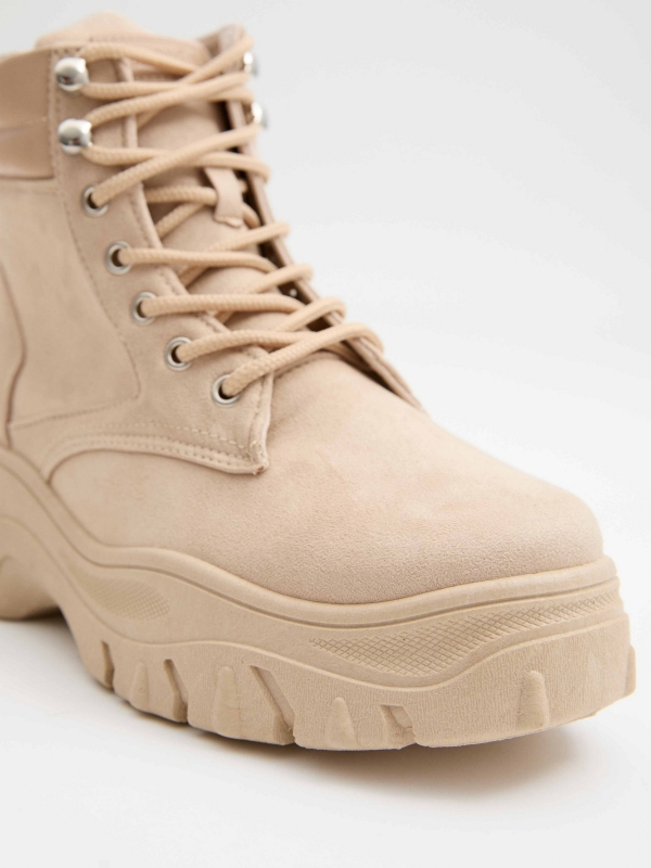 Botas de moda con plataforma beige vista detalle