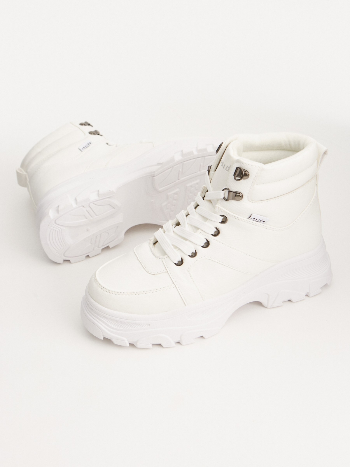 Boots with serrated platform white detail view