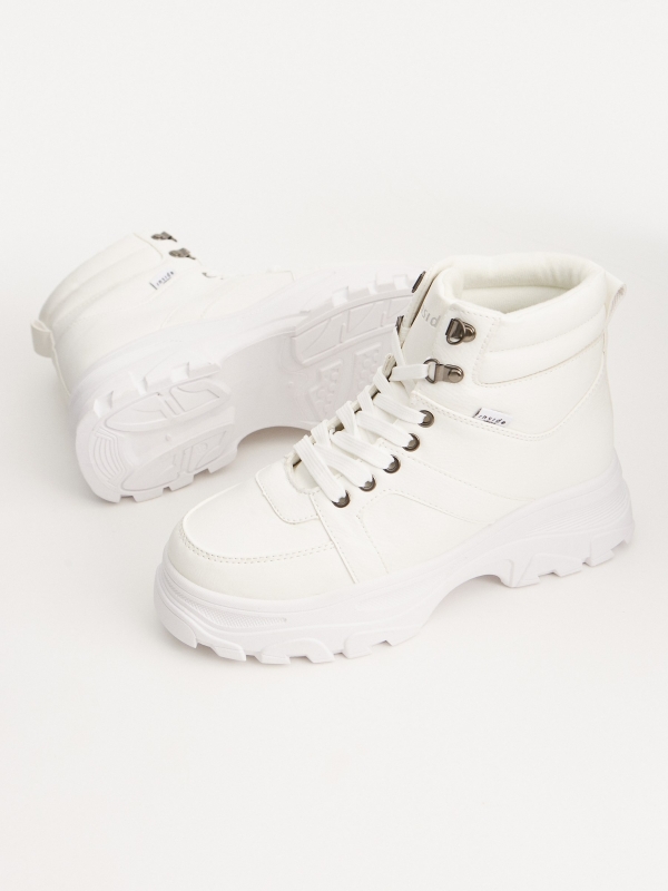 Botas con plataforma dentada blanco vista detalle