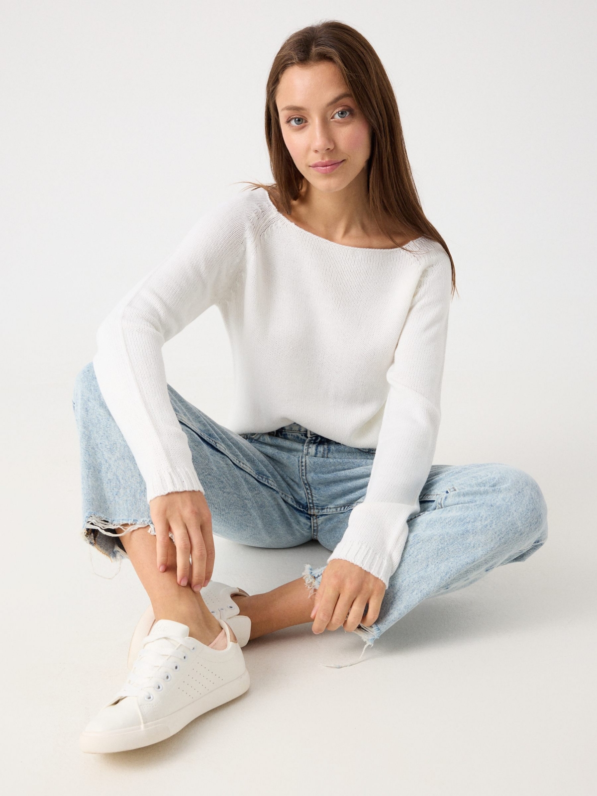 Basic crew neck sweater white detail view