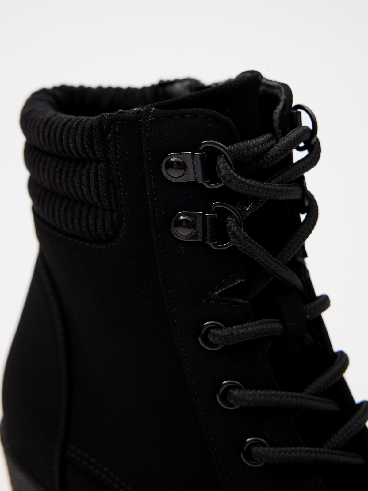 Botins com gola combinada preto vista detalhe