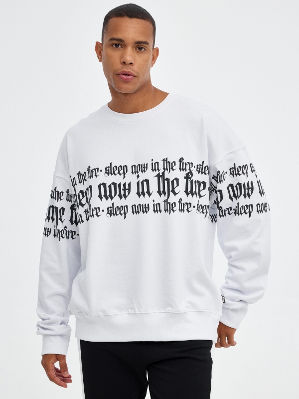 Camisola sem capuz com texto branco vista meia frontal