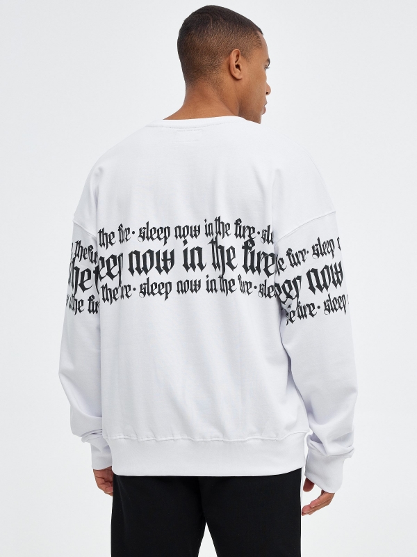 Camisola sem capuz com texto branco vista meia traseira