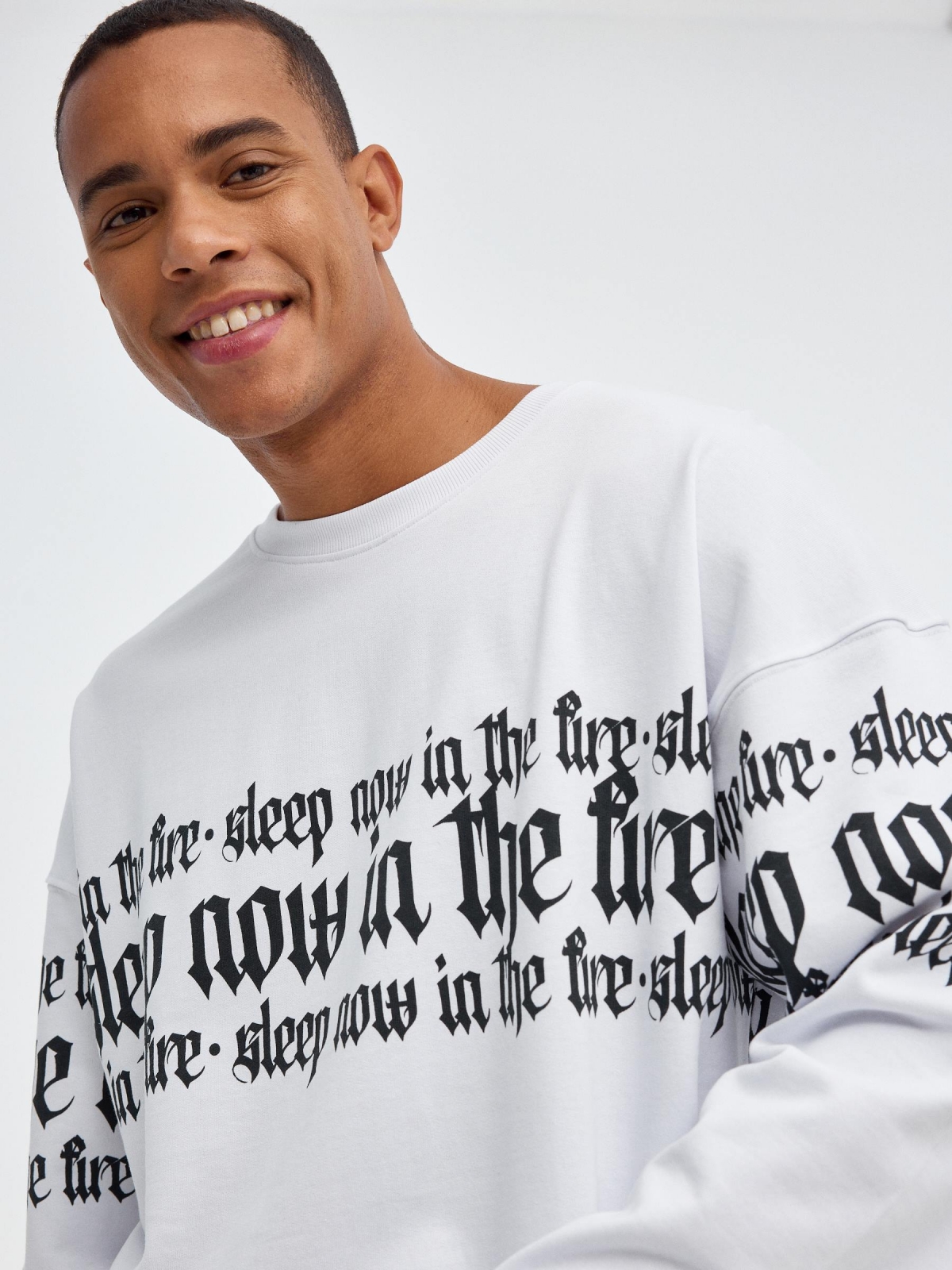 Camisola sem capuz com texto branco vista detalhe