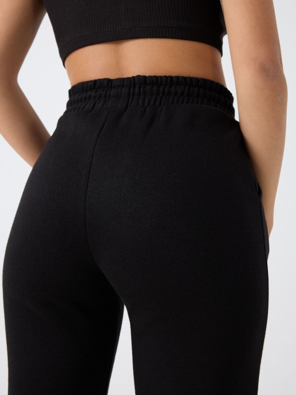 Pantalón jogger felpa negro vista detalle