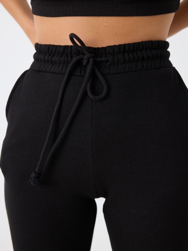 Pantalón jogger felpa negro vista detalle