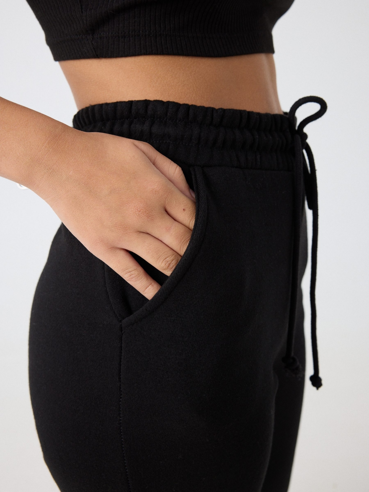 Pantalón jogger felpa negro vista detalle